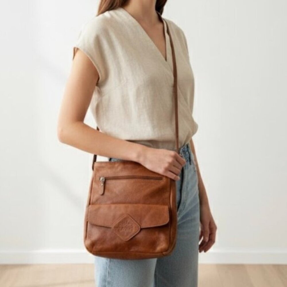 The Trend cognac Leather Crossbody Bag with Front Flap